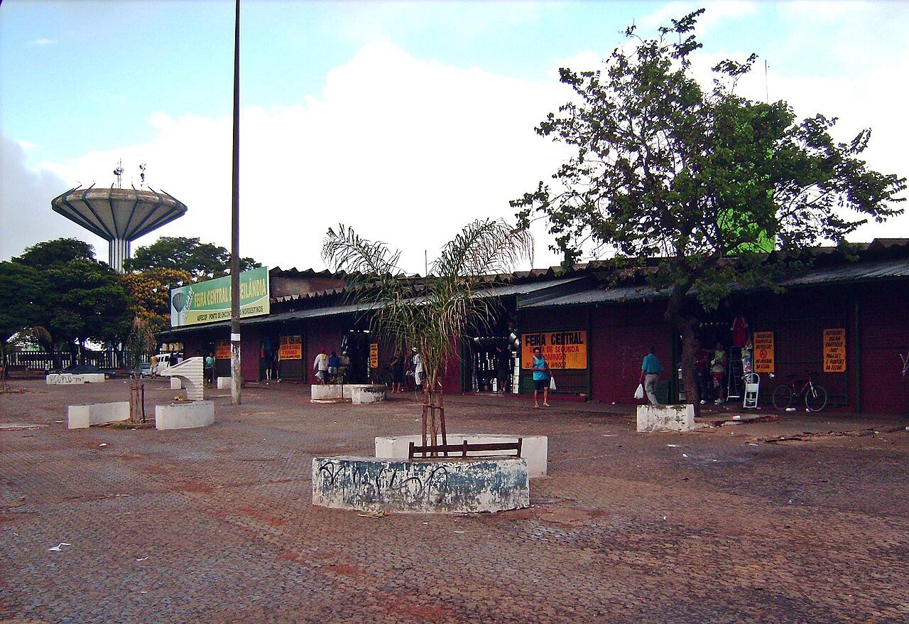 Fachada da Feira Central de Ceilândia, com placas e boxes de comerciantes