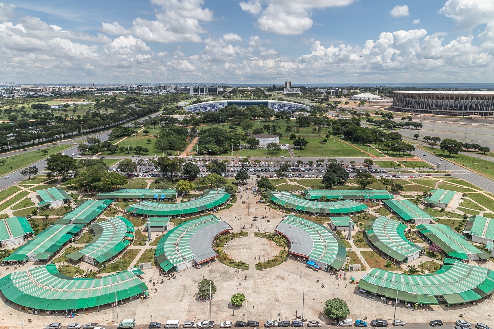 Vista aérea da Feira da Torre de TV, em Brasília, com os módulos de bancas de cobertura verde