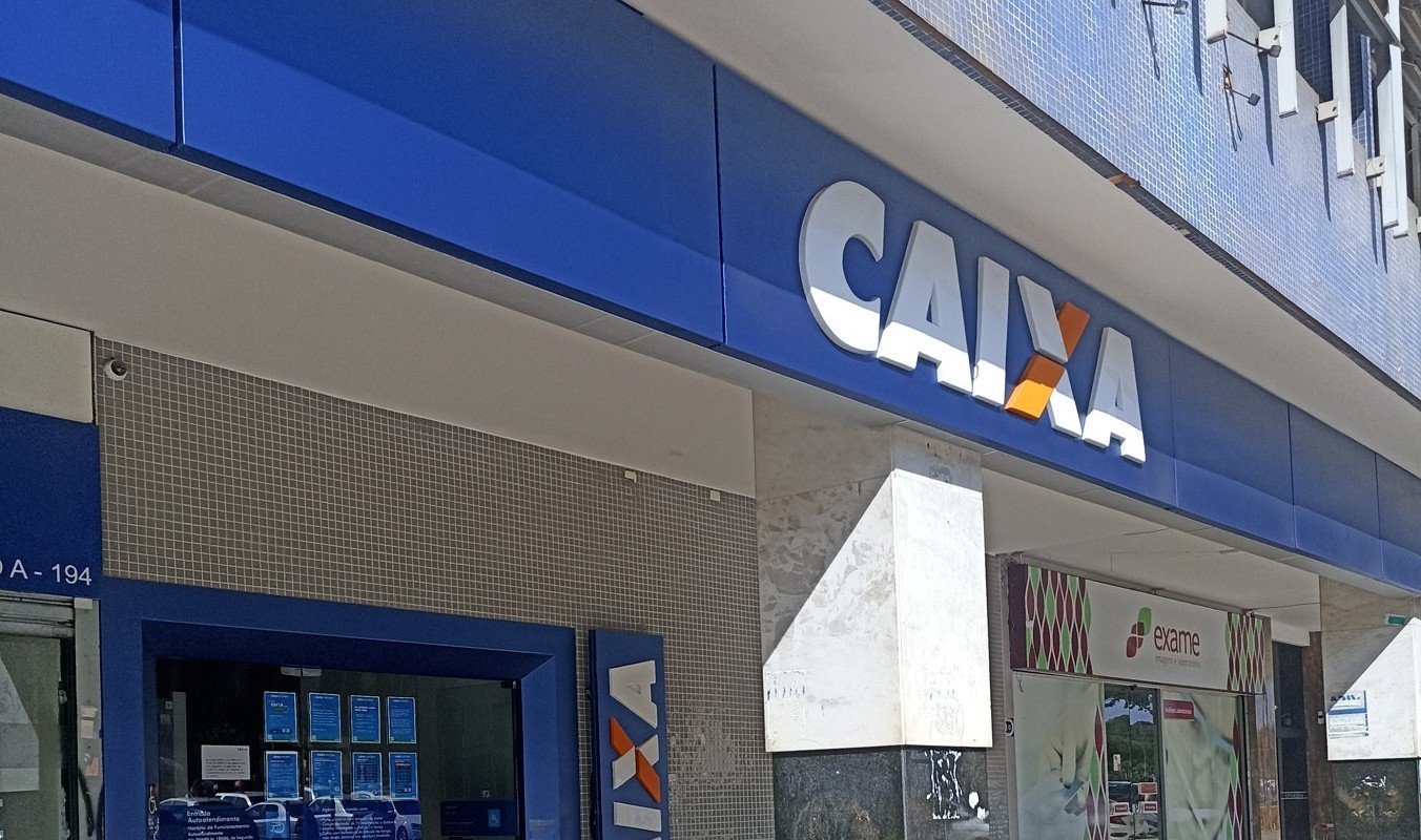 Fachada de agência da Caixa Econômica Federal no Setor Comercial Sul, em Brasília, com calçada de pedra portuguesa
