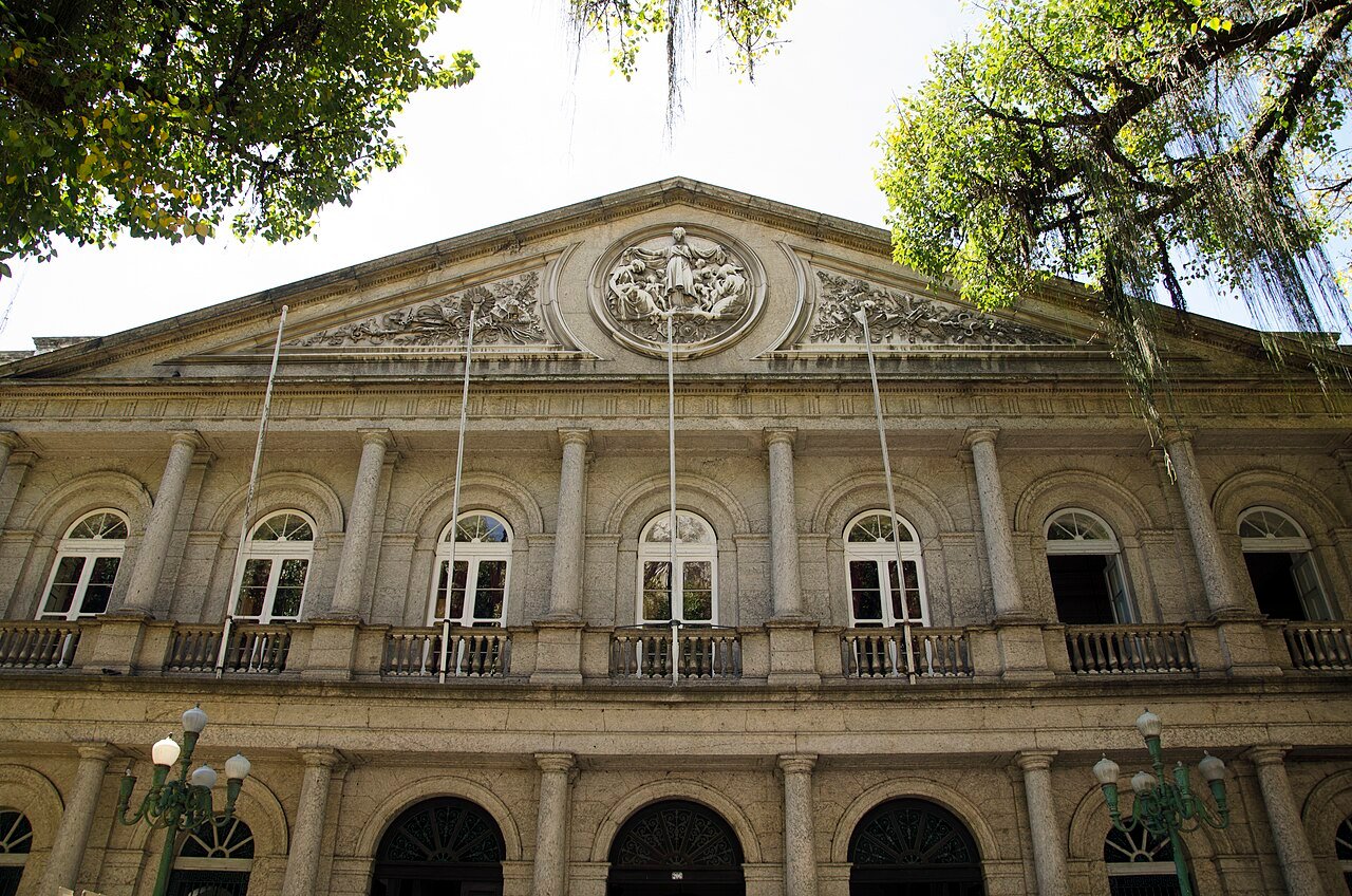 Fachada neoclássica do hospital da Santa Casa de Misericórdia do Rio de Janeiro, com colunas e frontão em pedra
