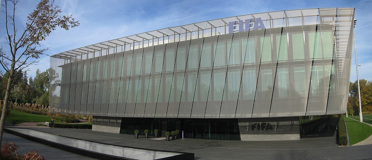Sede da Fifa em Zurique, na Suíça, com o nome da entidade na fachada de vidro