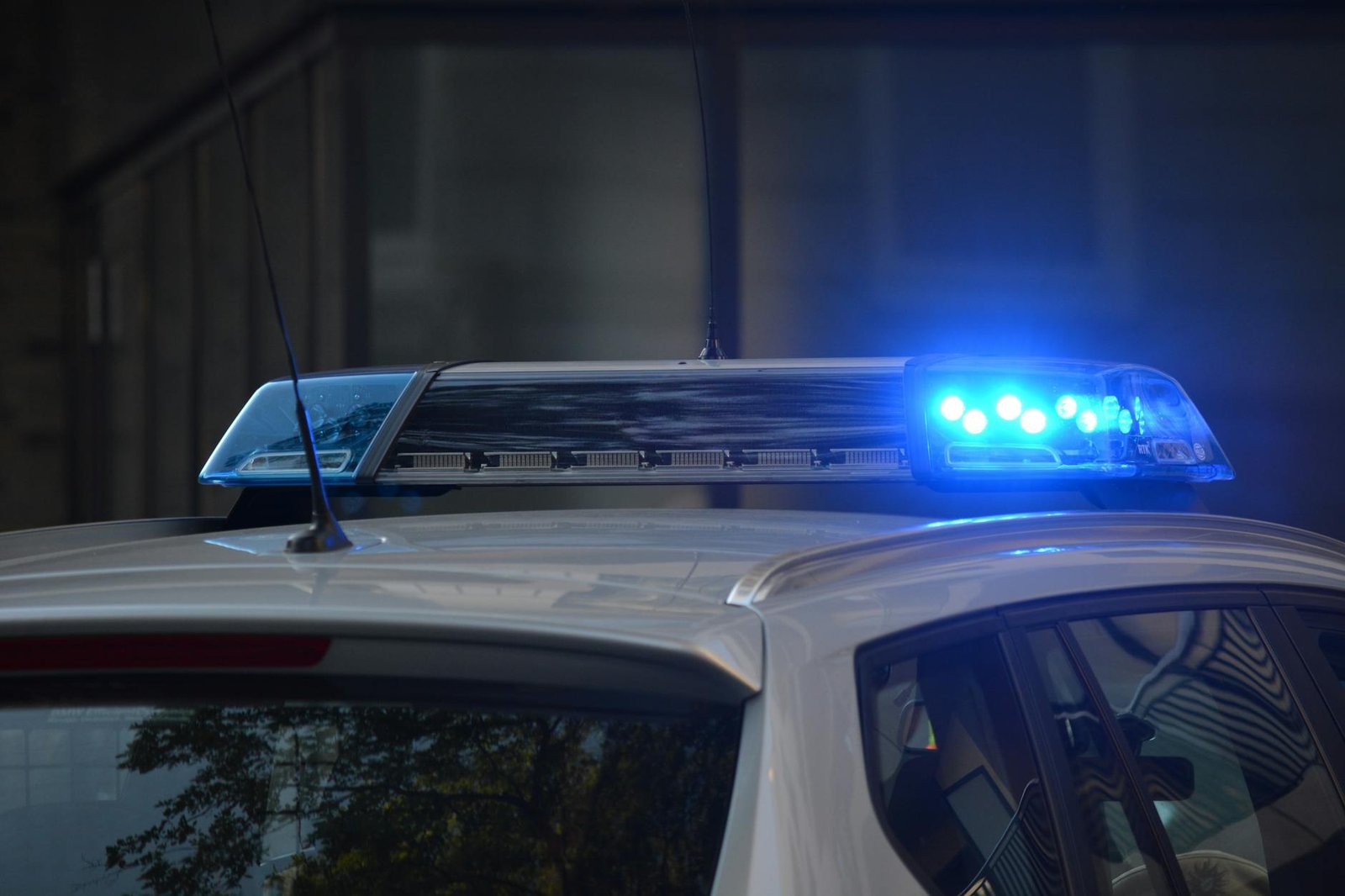Policial algemando suspeito durante operação de segurança