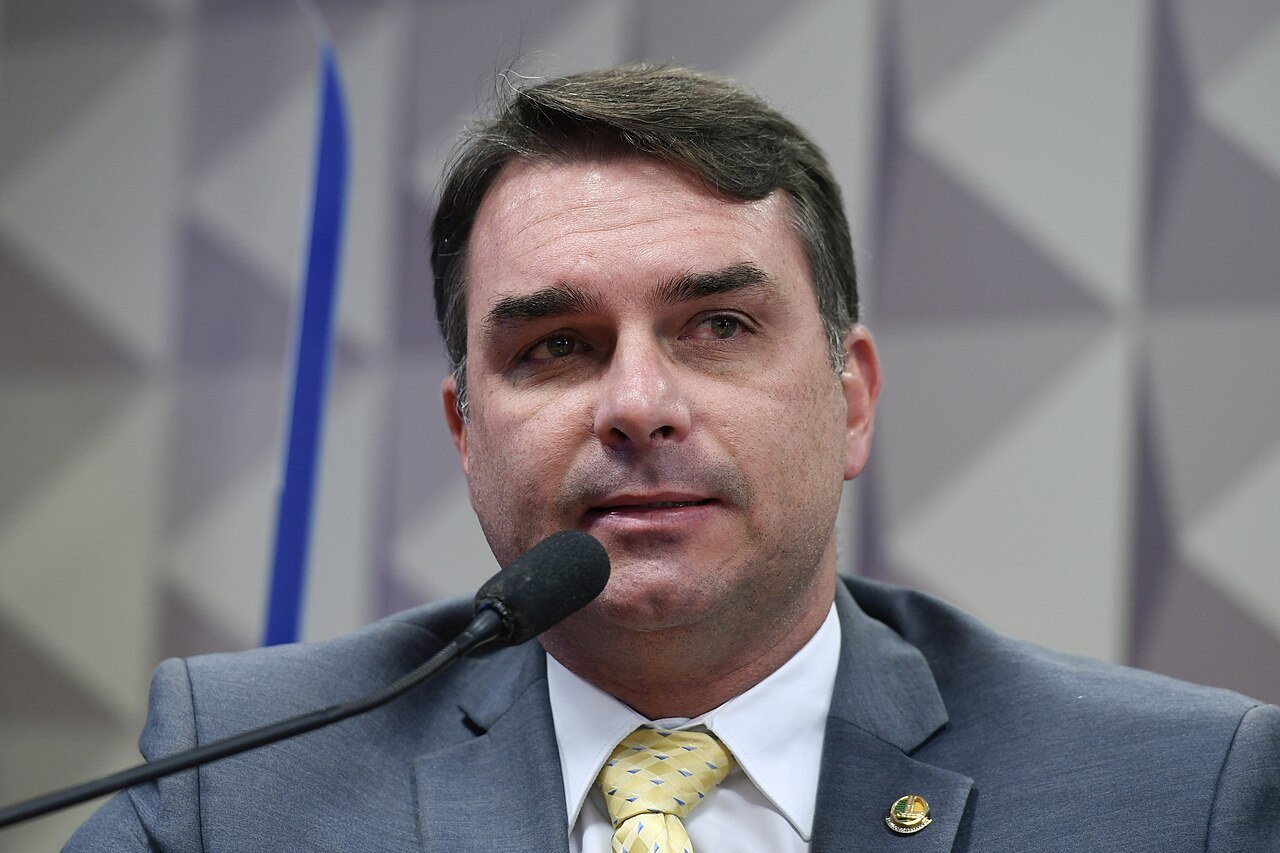 O senador Flávio Bolsonaro fala ao microfone em comissão do Senado (foto de arquivo)