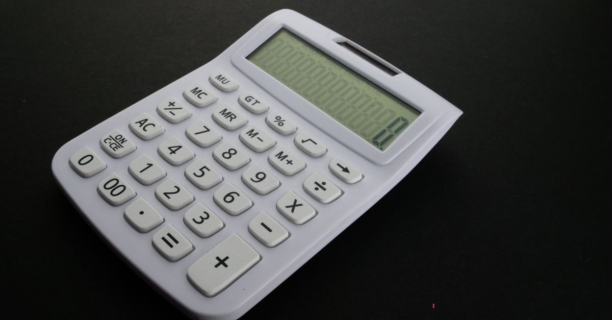 Calculadora branca sobre fundo preto