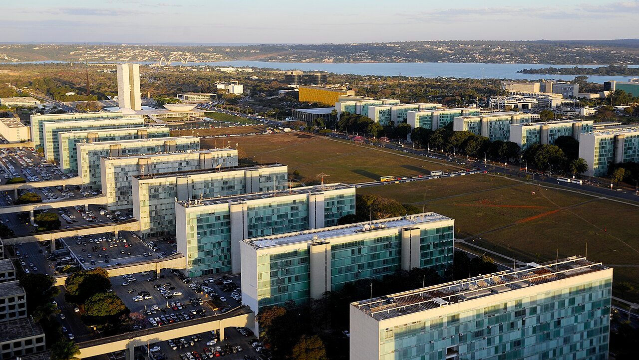 Vista aérea da Esplanada dos Ministérios, em Brasília, com o Congresso Nacional e o Lago Paranoá ao fundo