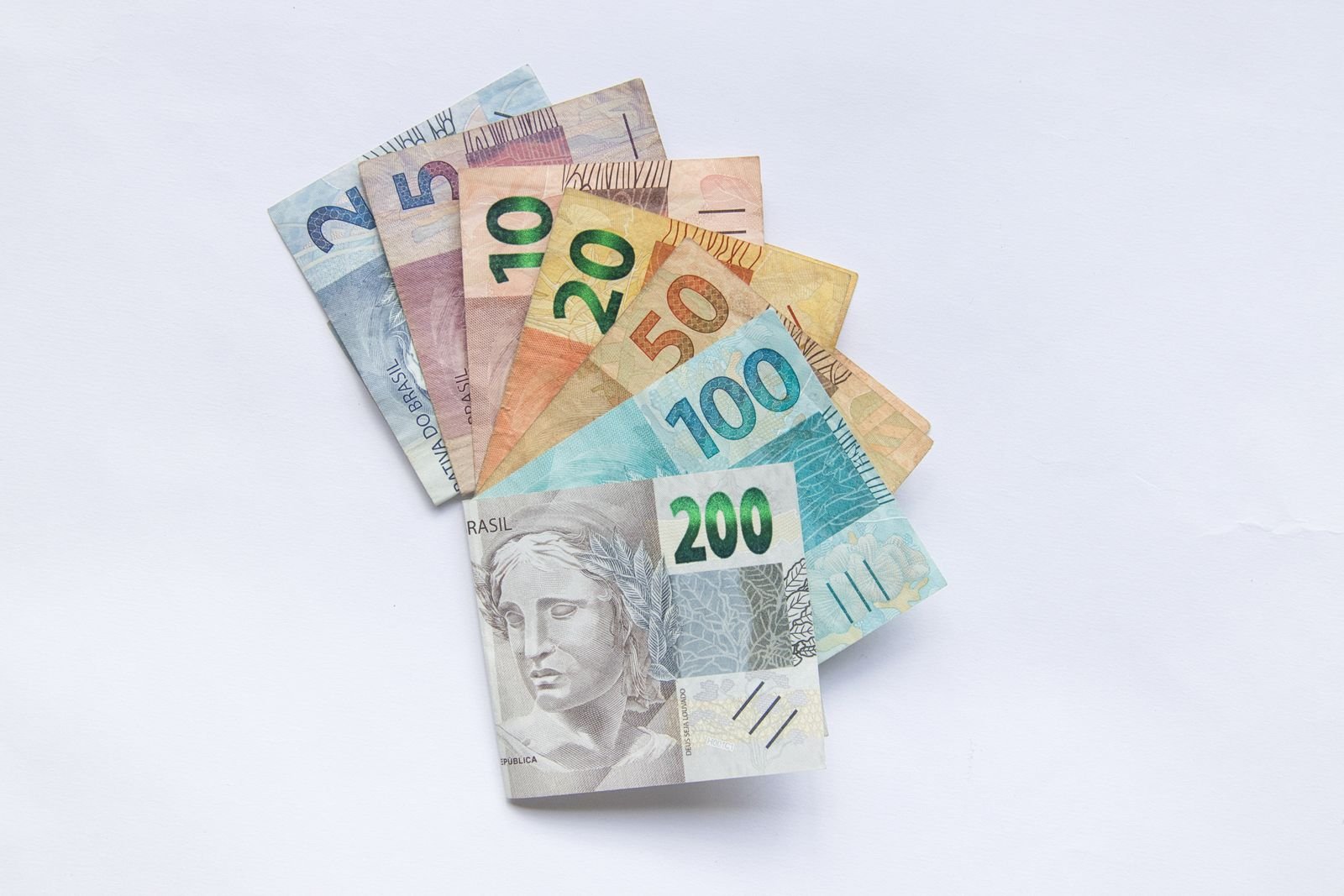 Cédulas de real brasileiro de diversos valores abertas em leque