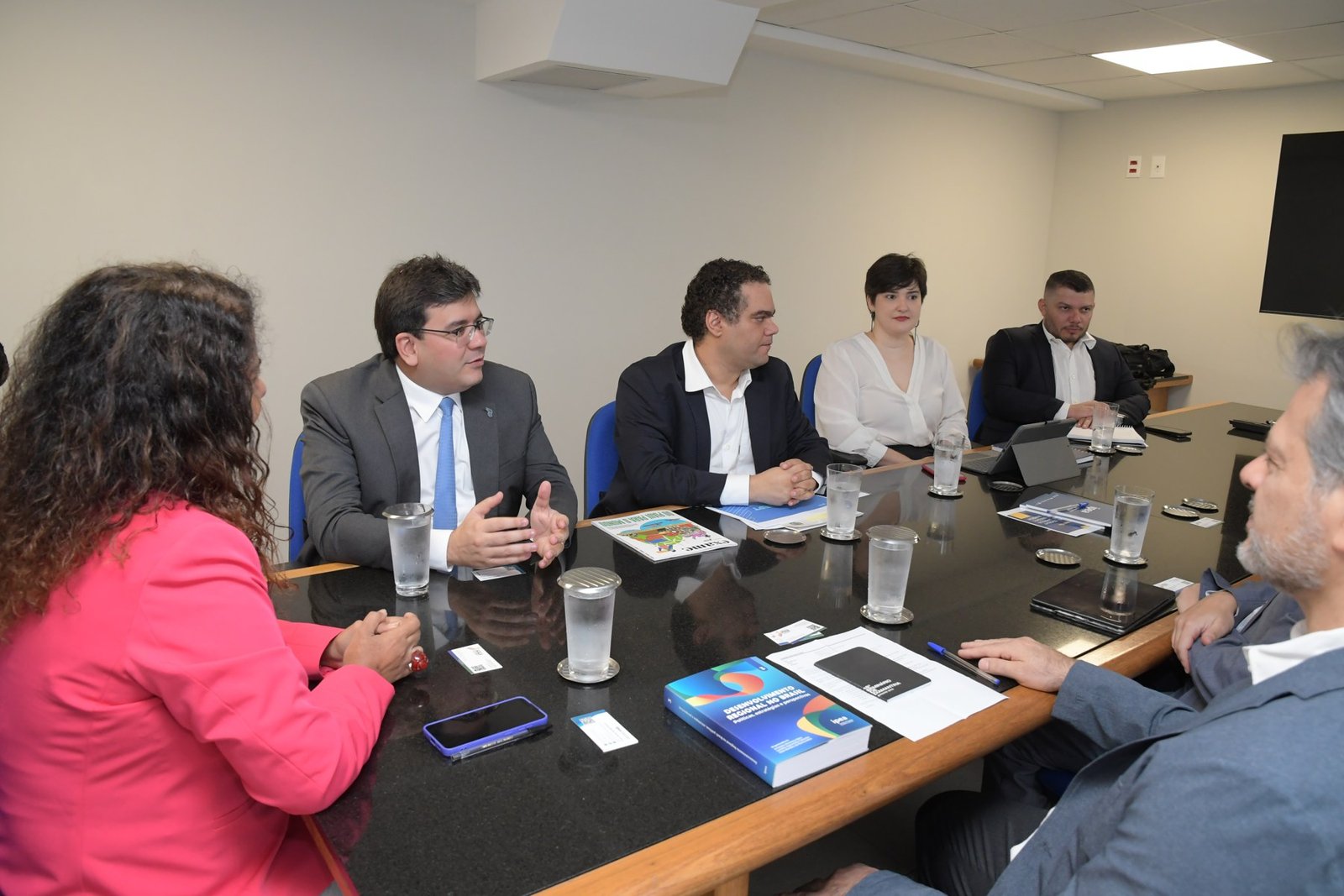 Rafael Fonteles fala em reunião à mesa durante visita ao Ipea, em Brasília, em 2024