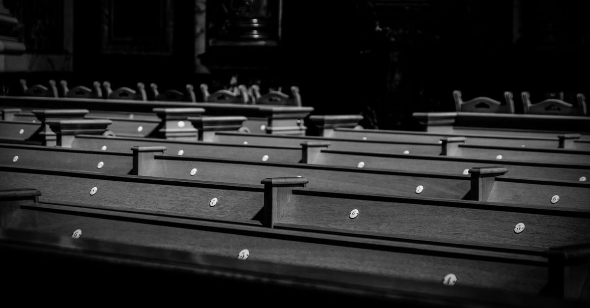 Bancos de madeira vazios no interior de uma igreja