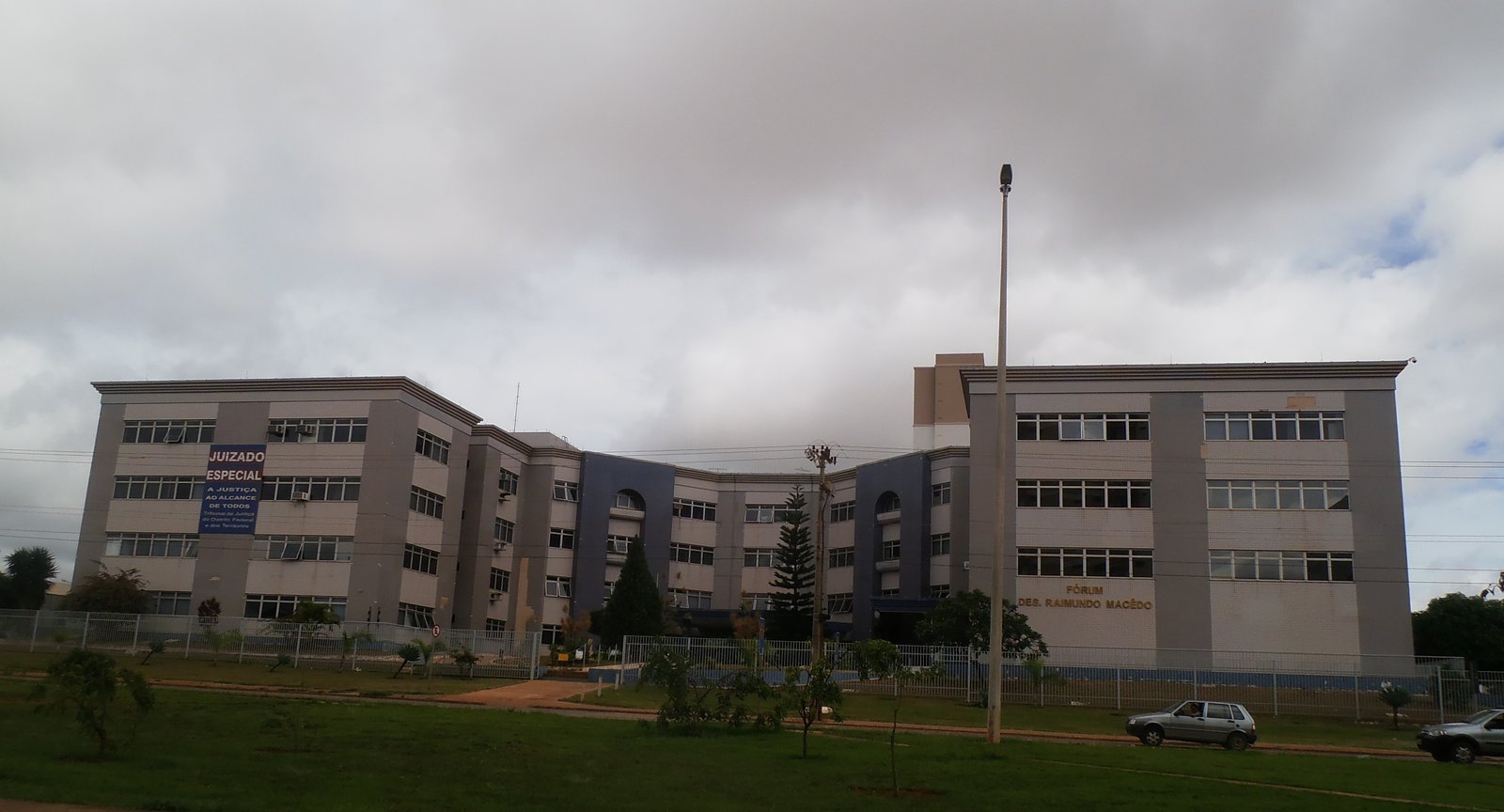 Fachada do Fórum Des. Raimundo Macêdo, em Samambaia, em foto de arquivo de 2013, com céu nublado