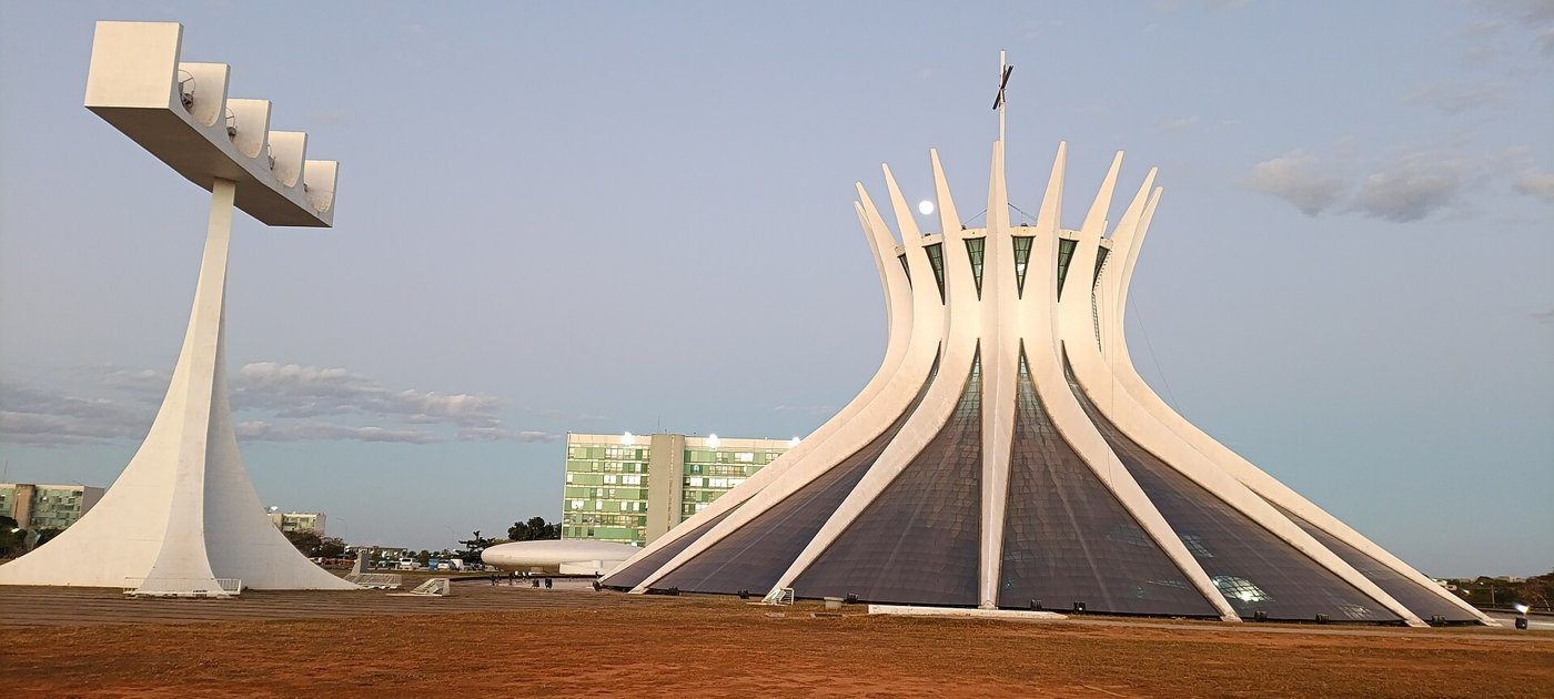 Catedral Metropolitana de Brasília, com o campanário à esquerda e prédios da Esplanada ao fundo; foto de arquivo