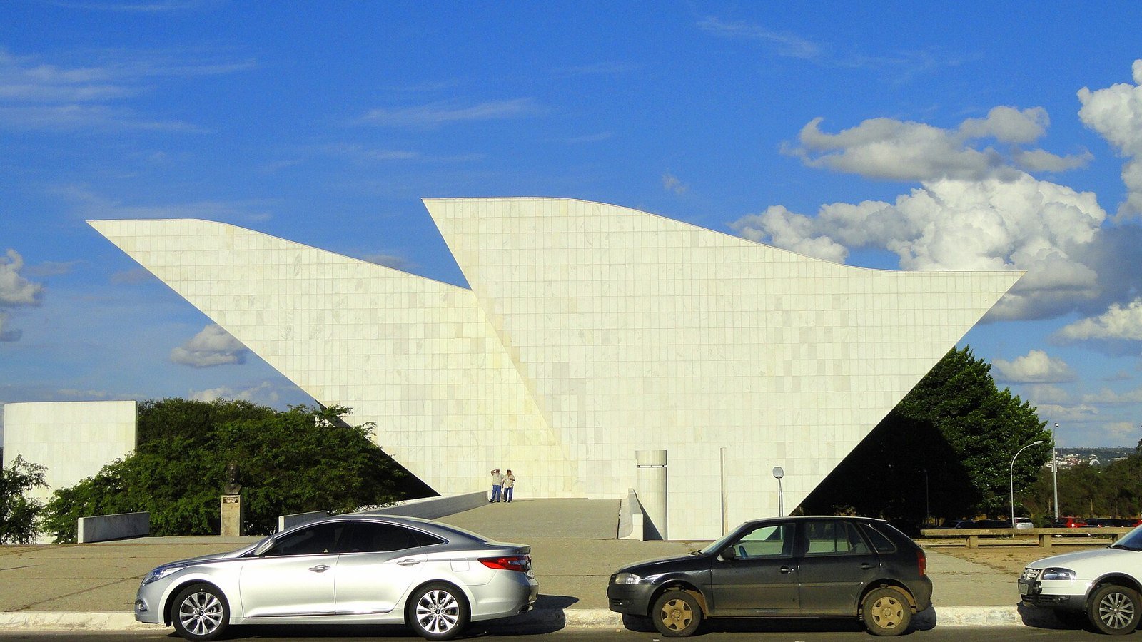 Panteão da Pátria, prédio branco de linhas curvas na Praça dos Três Poderes, com carros estacionados em frente; foto de arquivo