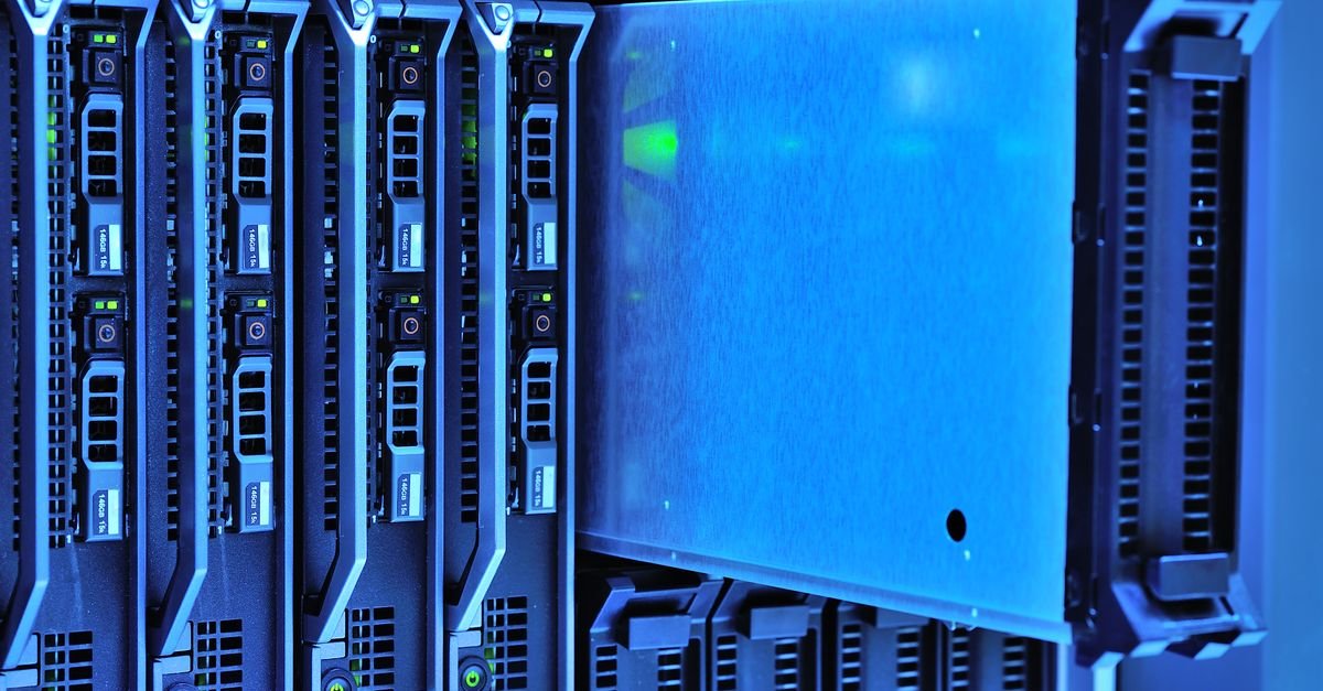 Racks de servidores iluminados em sala de data center