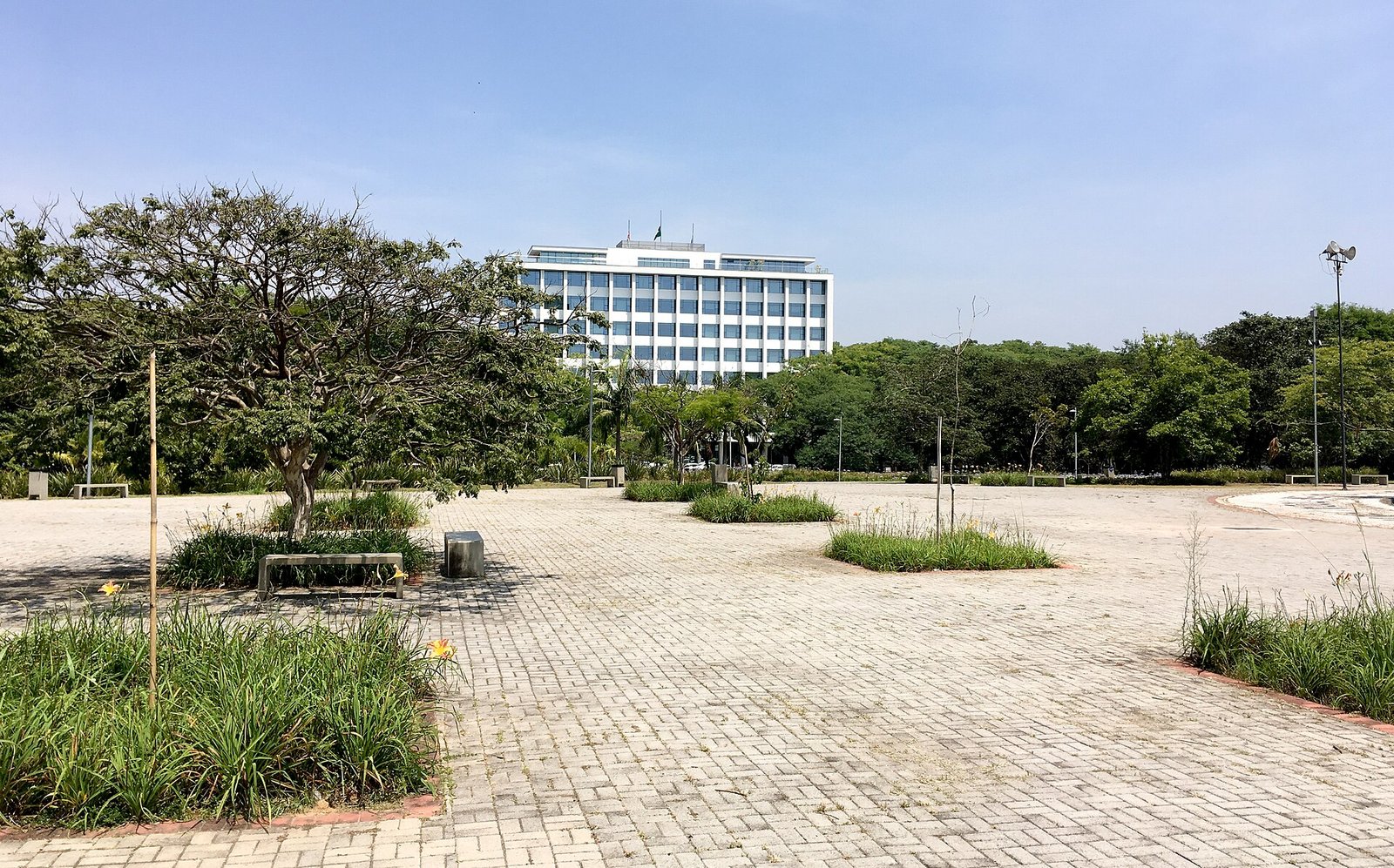 Predio da Universidade de Sao Paulo no campus da Cidade Universitaria, com bandeira do Brasil no topo