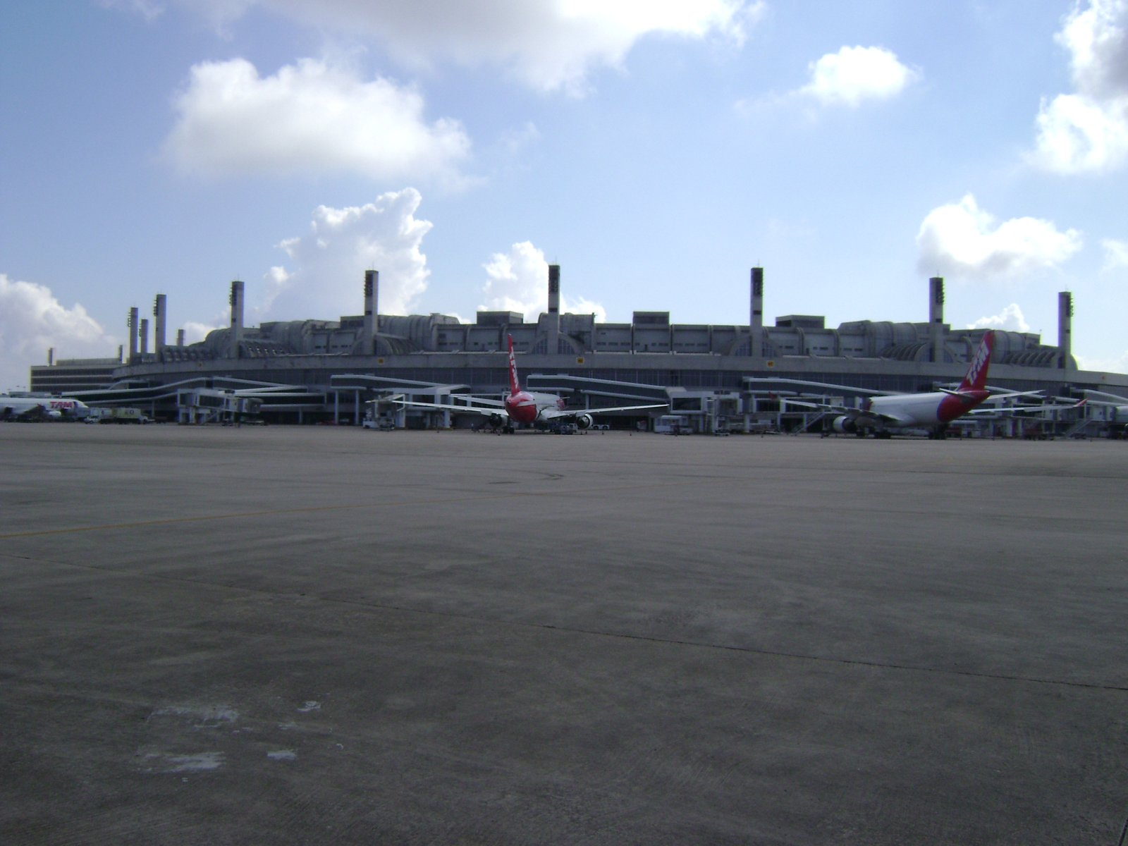 Terminal e aeronaves no Aeroporto Internacional do Rio de Janeiro/Galeão