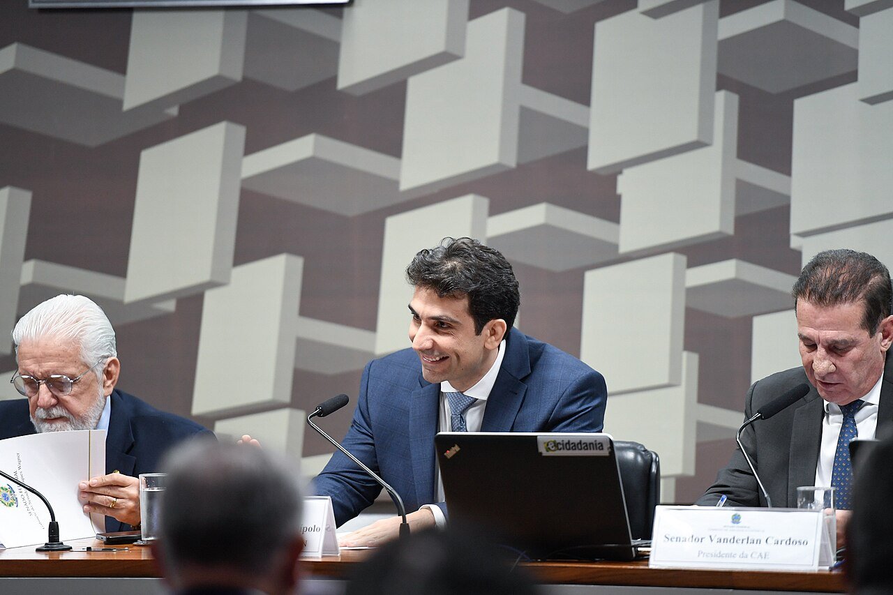 Gabriel Galipolo em sessao da Comissao de Assuntos Economicos do Senado, sentado a mesa ao lado de senadores