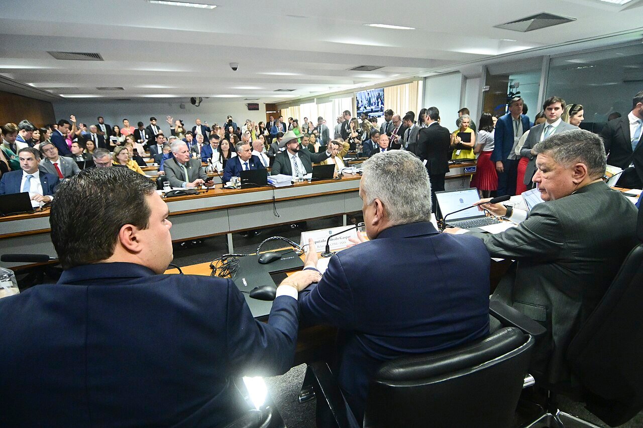 Sessão da CPMI do INSS no Senado, com placa do relator, deputado Alfredo Gaspar, sobre a mesa