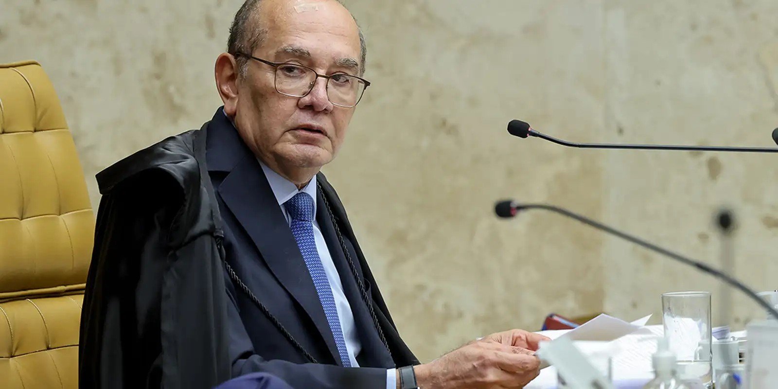 Ministro Gilmar Mendes, de toga, fala ao microfone durante sessão no plenário do Supremo Tribunal Federal