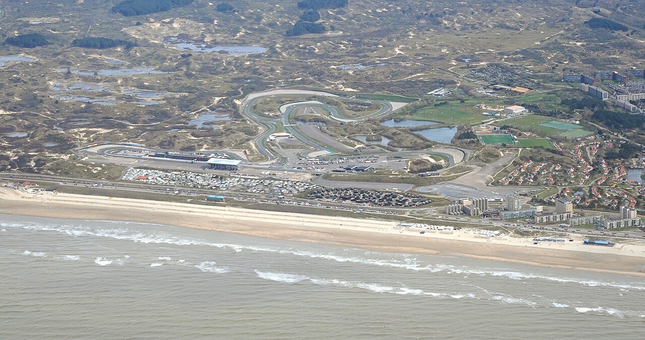 Vista aérea do circuito de Zandvoort entre as dunas e a praia do litoral holandês