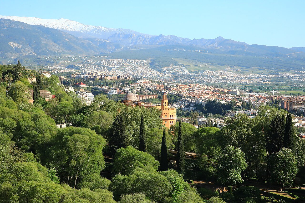 Vista panorâmica da cidade de Granada, no sul da Espanha, com a Serra Nevada ao fundo