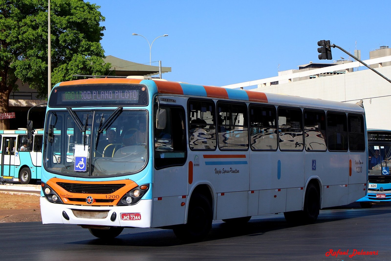 Ônibus do transporte público do Distrito Federal com o letreiro Plano Piloto, em via de Brasília, com outros dois coletivos ao fundo
