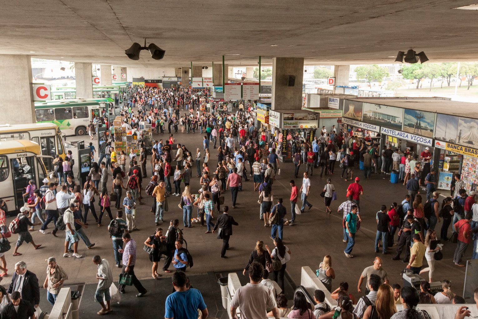 Multidão atravessa a plataforma da Rodoviária do Plano Piloto em horário de movimento