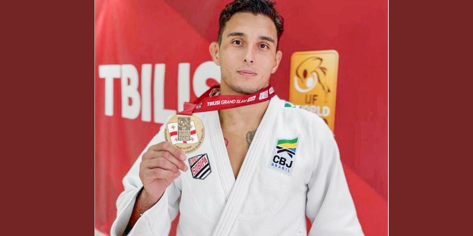 O judoca Guilherme Schimidt, de judogui branco, exibe medalha conquistada no Grand Slam de Tbilisi, em março