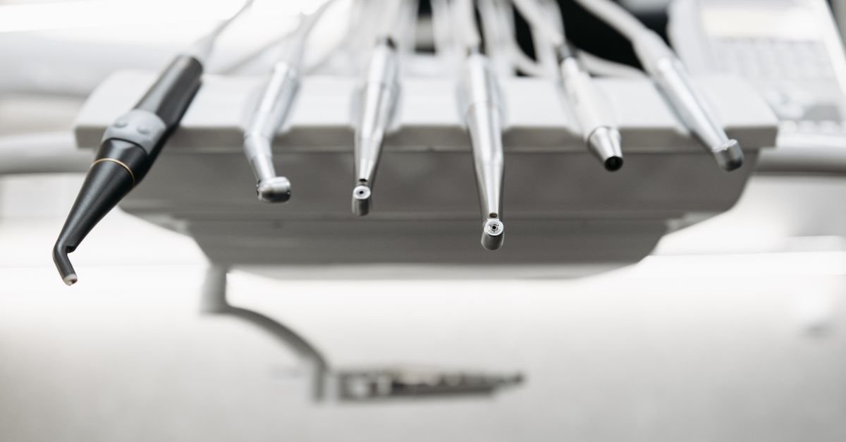 Instrumentos odontologicos alinhados em equipamento de consultorio