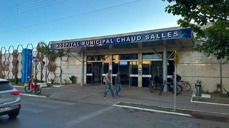 Fachada do Hospital Municipal Chaud Salles, em Cristalina, com pessoas na entrada