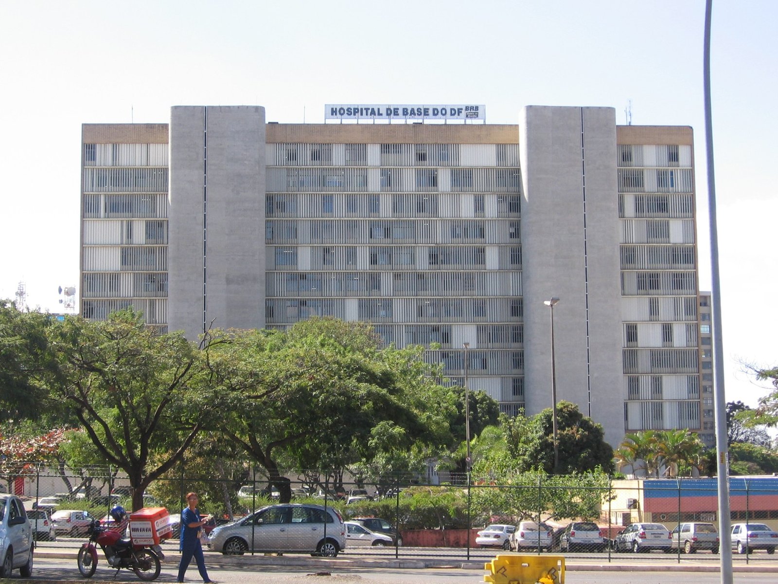 Fachada do Hospital de Base do Distrito Federal, em Brasília, vista da avenida em frente