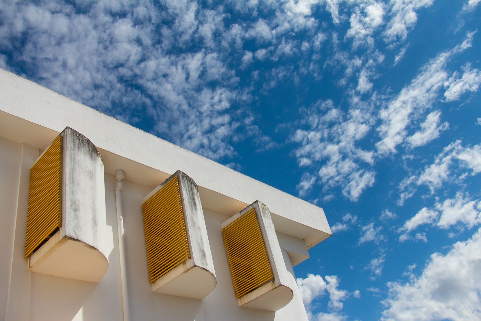 Fachada do Hospital Universitário de Brasília (HUB) sob céu azul, foto de arquivo