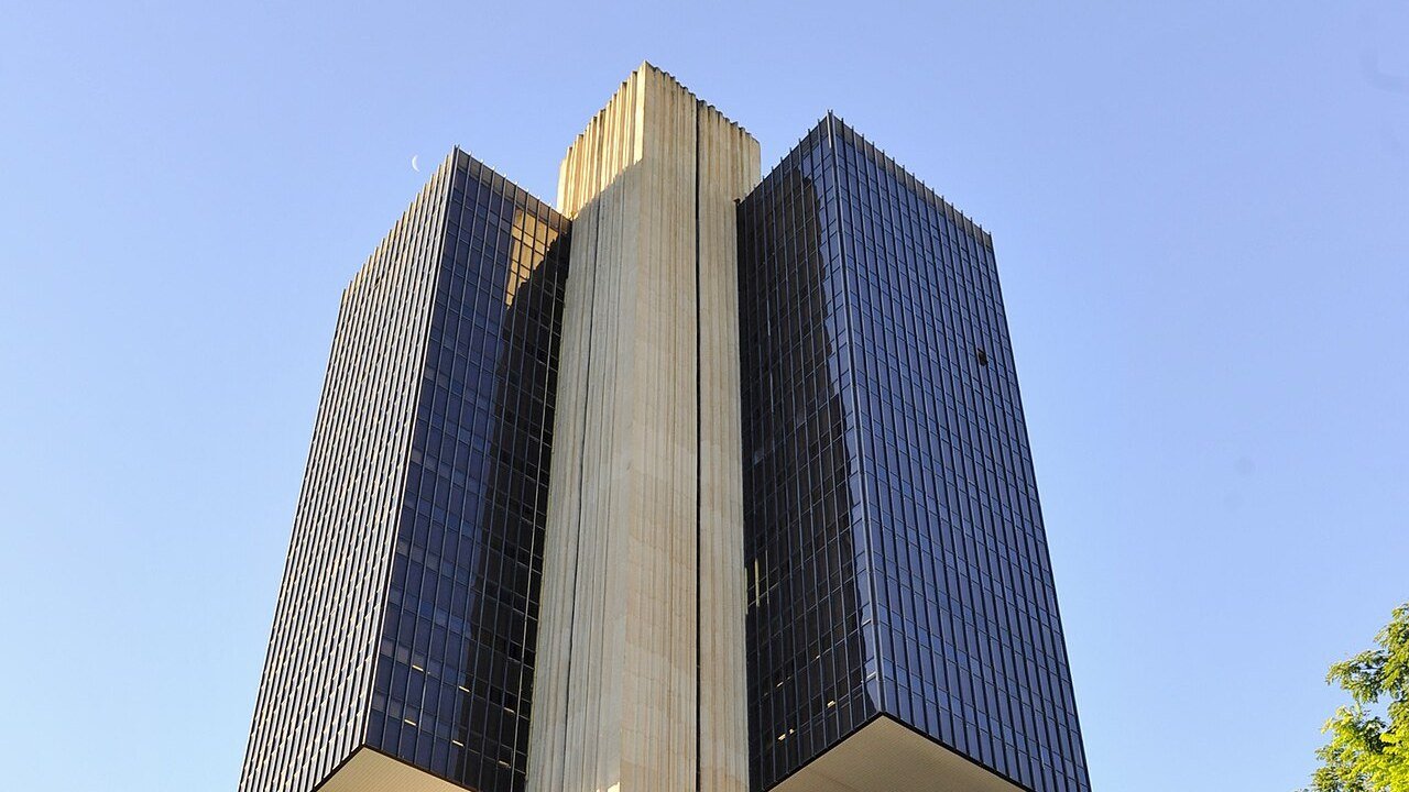 Edifício sede do Banco Central do Brasil, em Brasília, visto de baixo