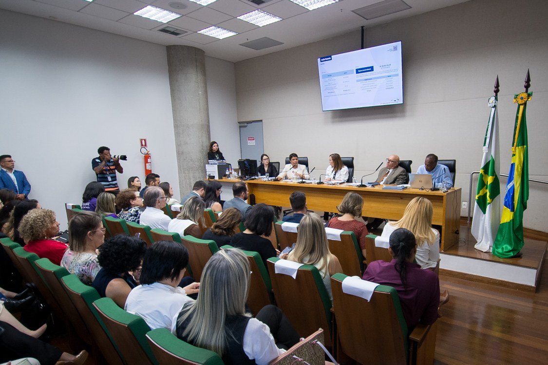 Audiência pública da Comissão de Saúde da Câmara Legislativa do DF, com mesa de autoridades e plateia