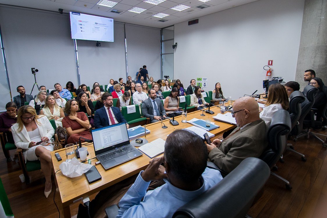 Tela da apresentação do Iges-DF com o número de contratos vigentes, vista da sala da comissão