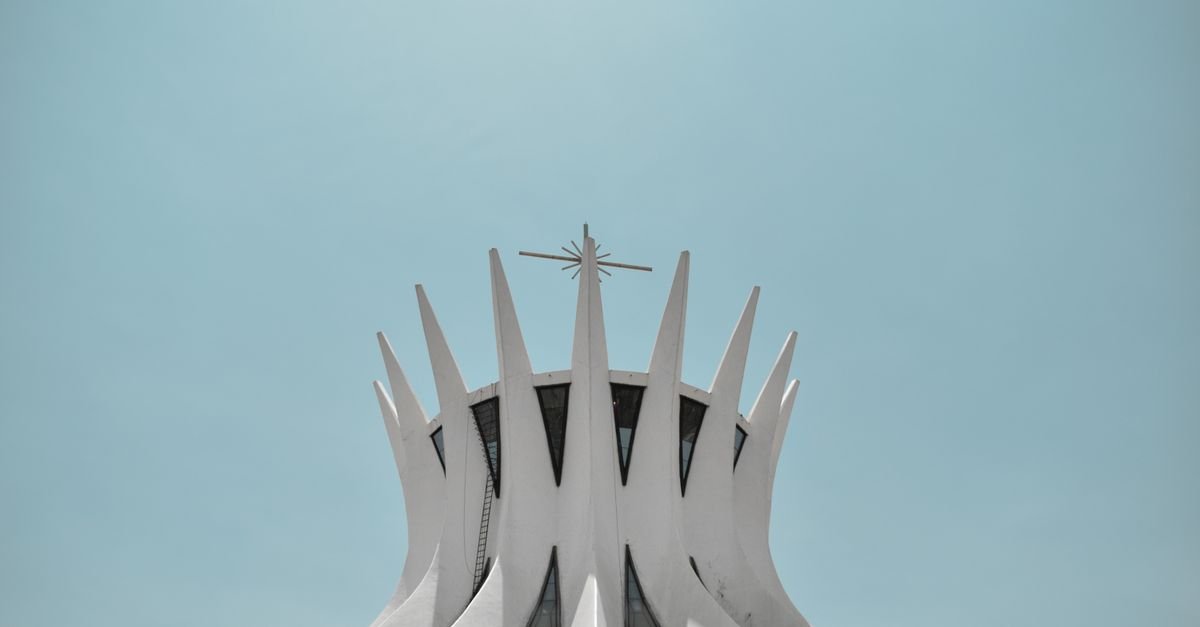 Torre da Catedral Metropolitana de Brasília contra o céu azul