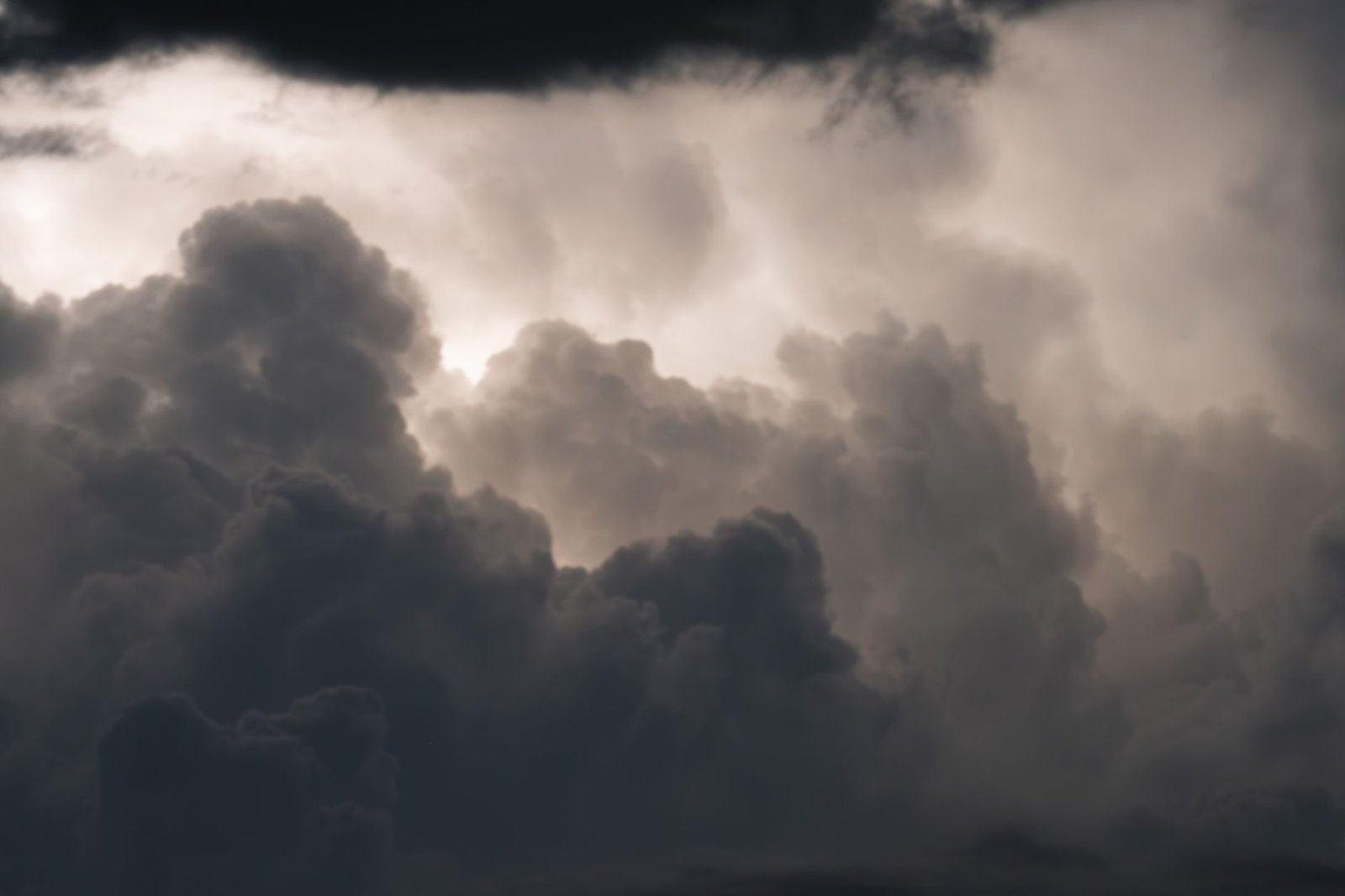 Nuvens de tempestade escuras e carregadas ocupam o céu
