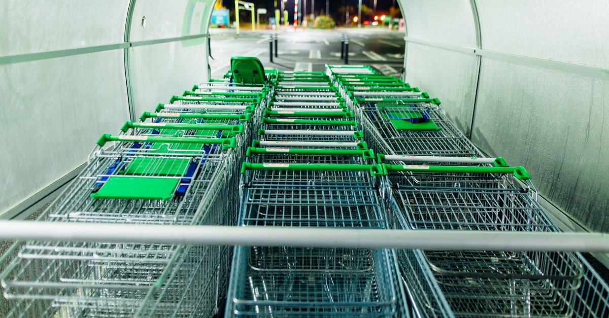 Carrinhos de compras enfileirados na entrada de um supermercado