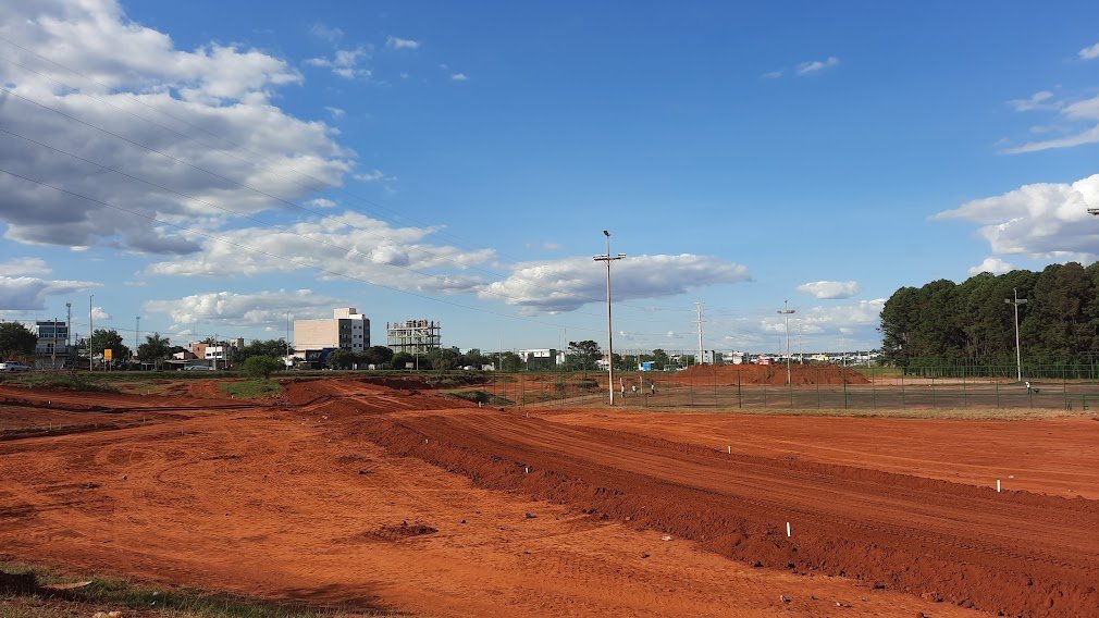 Terreno em obras de terraplenagem para viaduto no Itapoã, no Distrito Federal