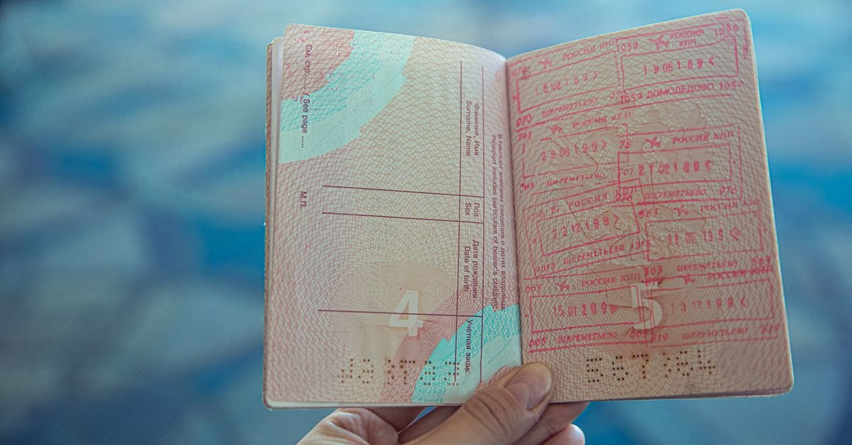 Passaporte aberto com carimbos de viagem