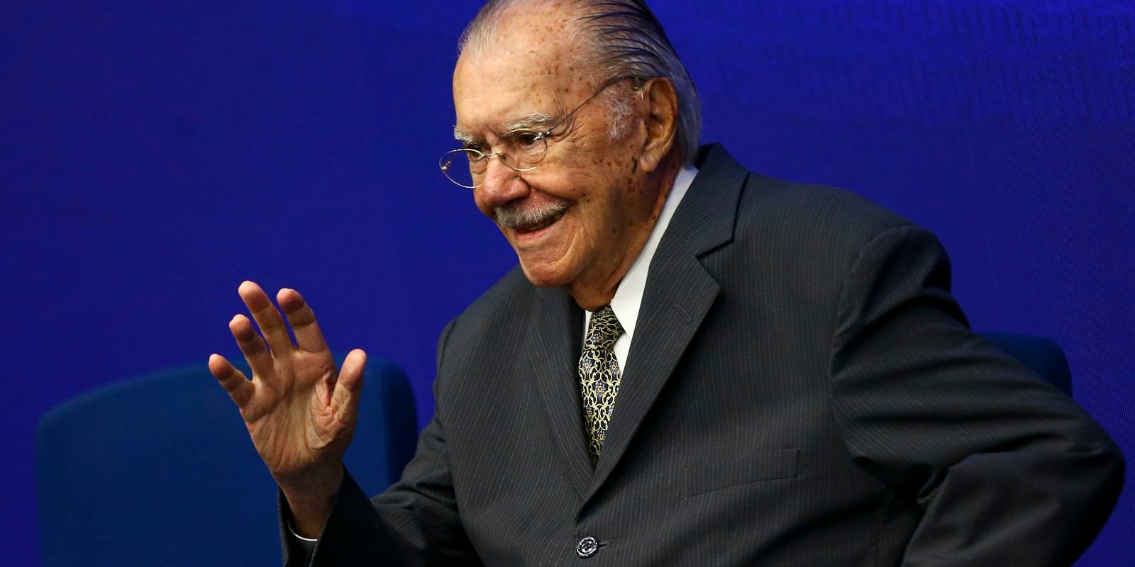 O ex-presidente José Sarney acena durante cerimônia em Brasília