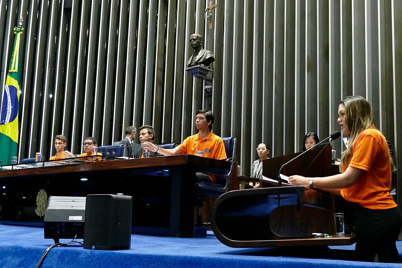Estudante discursa na tribuna do Plenário do Senado durante edição do Programa Jovem Senador