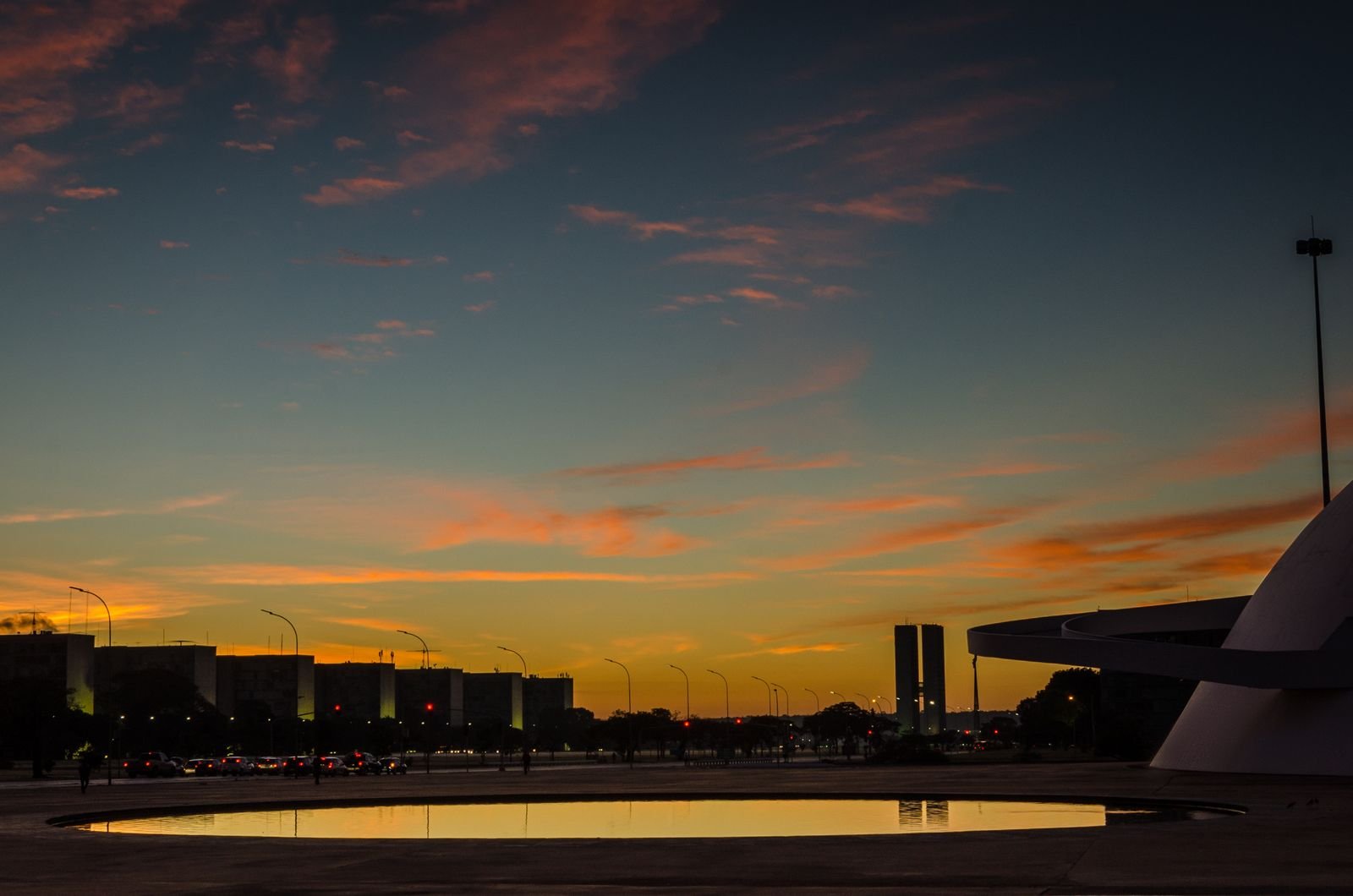 Esplanada dos Ministérios e torres do Congresso Nacional ao entardecer, em Brasília