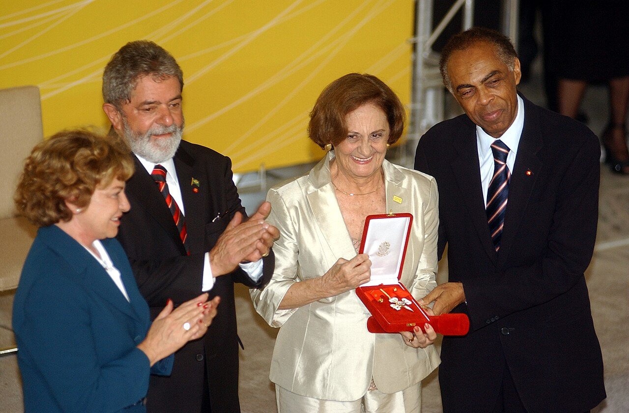 A atriz Laura Cardoso recebe a comenda da Ordem do Mérito Cultural das mãos do então ministro da Cultura Gilberto Gil, em cerimônia em Brasília, em 2006