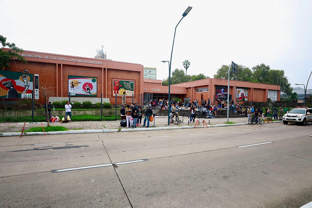 Ponto de triagem da Defesa Civil montado em centro cultural durante enchente