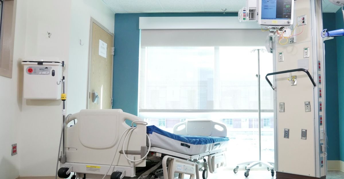 Leito hospitalar vazio ao lado de monitor e equipamentos de terapia intensiva