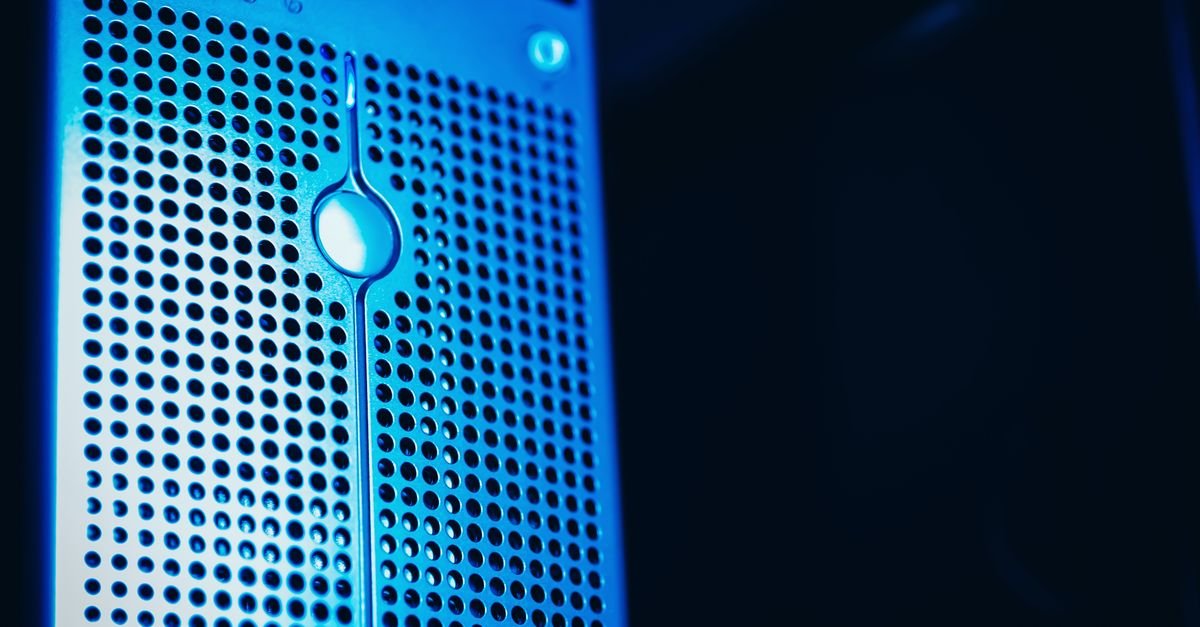 Rack de servidores iluminado em azul em centro de dados