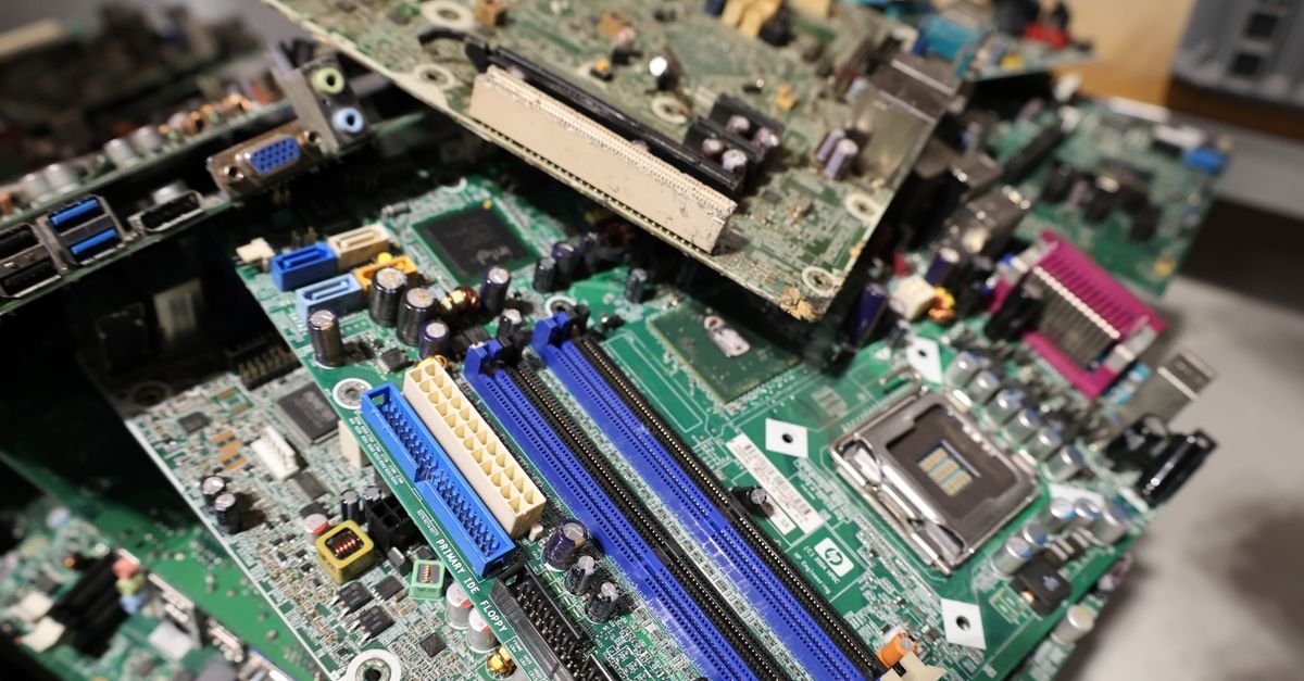 Placas de circuito de computadores antigos empilhadas para reciclagem