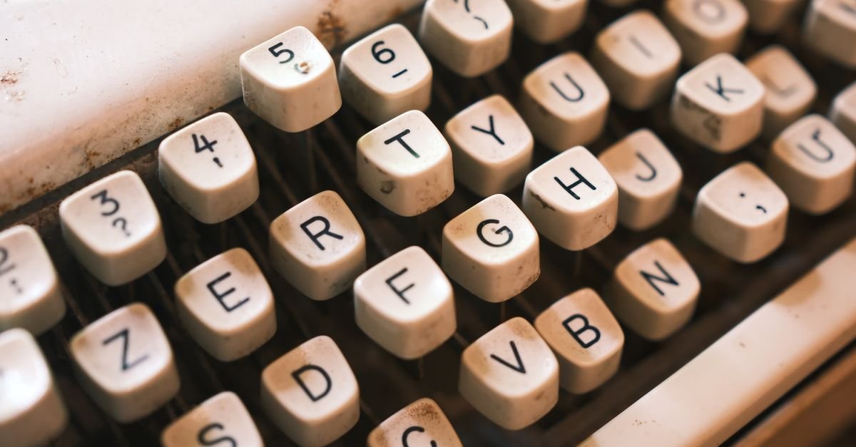 Teclas de uma máquina de escrever antiga em close