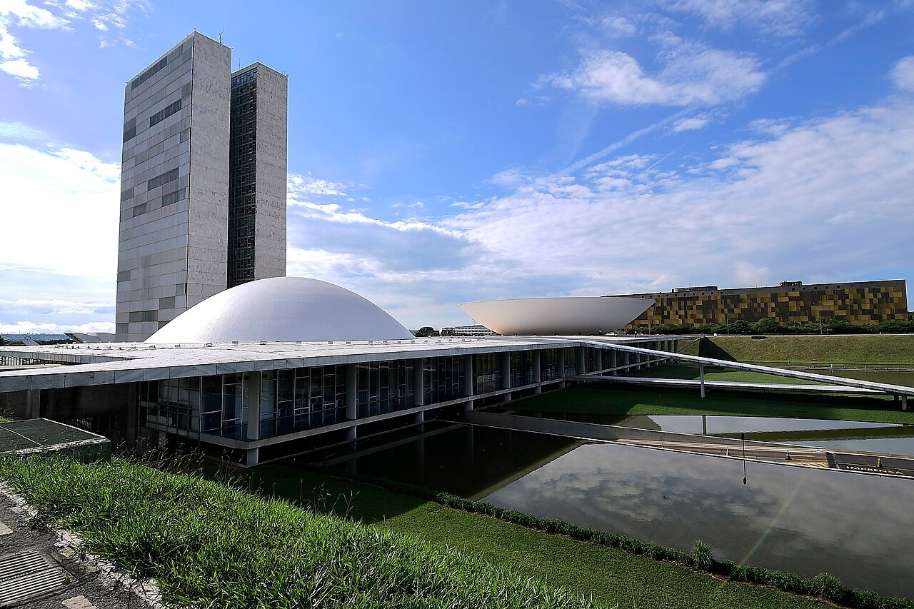 Fachada do Palácio do Congresso Nacional em Brasília, com as cúpulas do Senado e da Câmara e as torres ao fundo