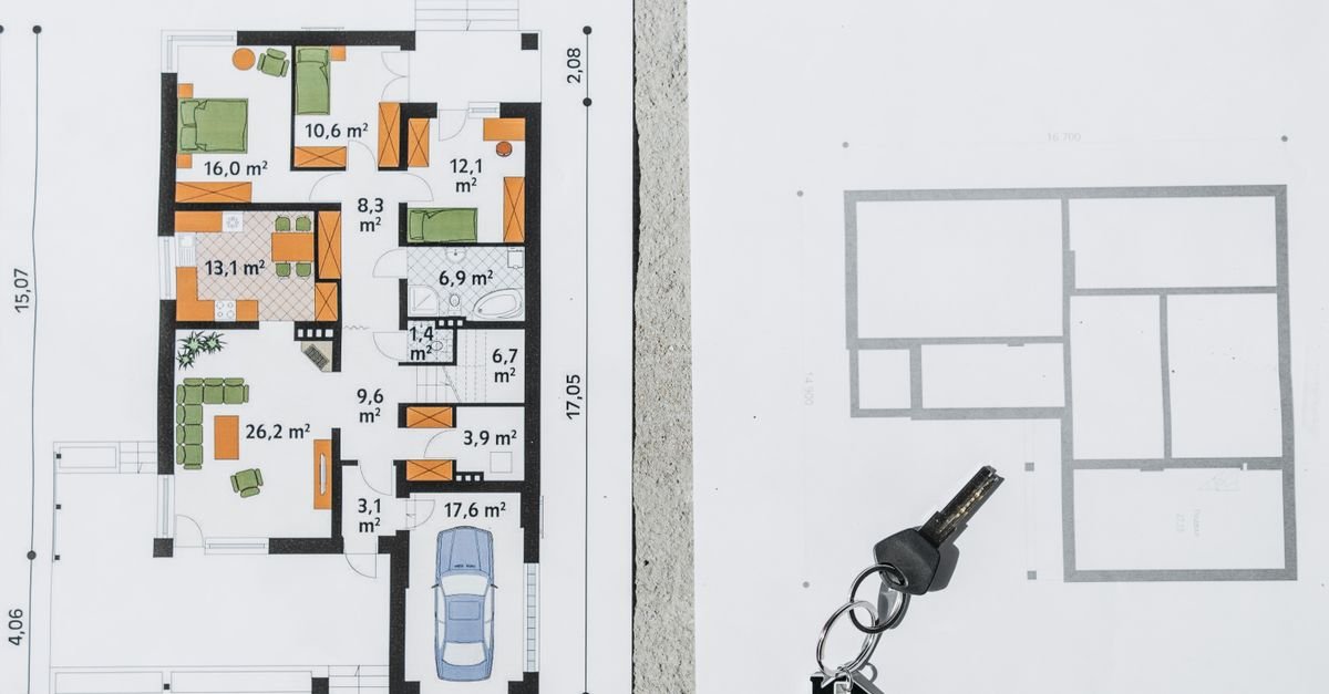 Planta de casa sobre a mesa, com uma chave ao lado (imagem ilustrativa)