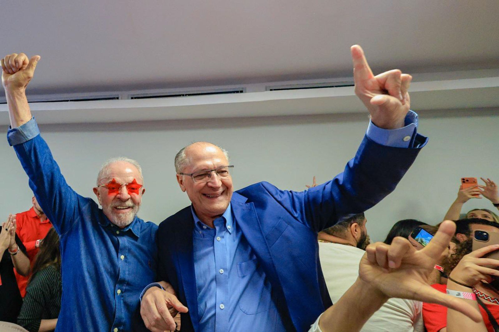 Lula, de óculos em formato de estrela, comemora a reeleição com aliados na noite de 25 de outubro